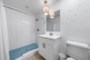 Villa, varias camas, vista al patio (La Estrella) | Baño | Secadora de cabello y toallas 