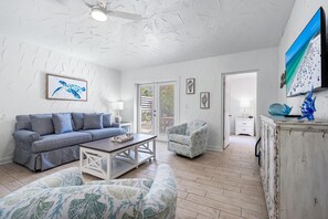 Villa, varias camas, vista al patio (La Estrella) | Área de sala de estar | Televisión de pantalla plana 