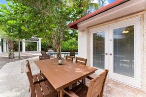 Villa, varias camas, vista al patio (La Estrella) | Restaurante al aire libre