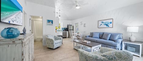 Villa, varias camas, vista al patio (La Estrella) | Área de sala de estar | Televisión de pantalla plana