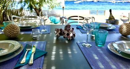 Villa Pieds dans l'eau with private sandy beach on the Gulf of Saint Tropez
