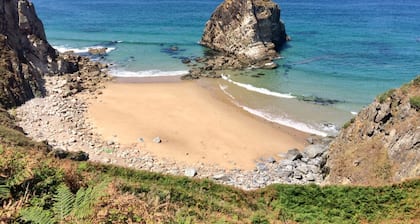 Sunny country cottage with garden located steps from several stunning beaches.