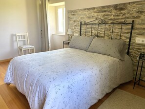 4 bedrooms, free WiFi, bed sheets