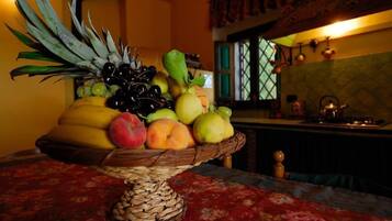 Réfrigérateur, four, plaque de cuisson, cafetière/bouilloire