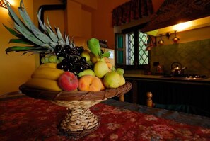 Fridge, oven, stovetop, coffee/tea maker