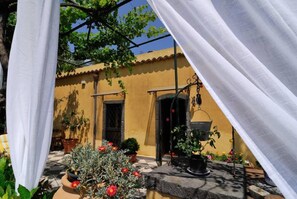 Property grounds - Puntalazzo Di Mascali: country holiday home - Puntalazzo di mascaliHouse with character (Puntalazzo di Mascali)