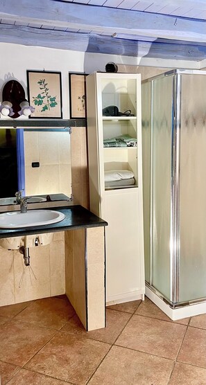 Dusche, Haartrockner, Bidet, Handtücher