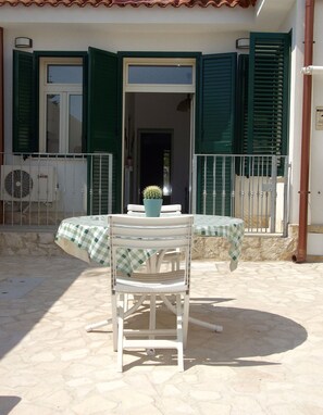 Outdoor dining - Vacation House Bed&Milk 2<br>Apartament in villa Puglia Taranto near San Vito<br>Wifi (Taranto)