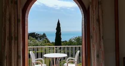Sperlonga Villa faszinierender Meerblick, schöner Garten, WLAN