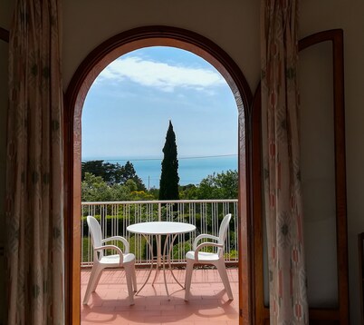 Promotion Sperlonga, sea view, large garden, parking, pets allowed, WIFI