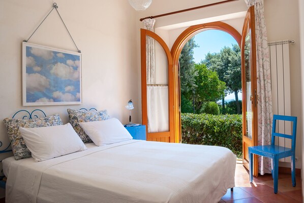 4 bedrooms, desk, iron/ironing board, travel crib