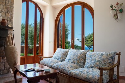 Promotion Sperlonga, sea view, large garden, parking, pets allowed, WIFI
