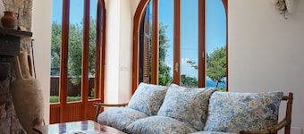 Promotion Sperlonga, sea view, large garden, parking, pets allowed, WIFI
