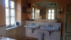 Douche, séchoir à cheveux, bidet, serviettes fournies