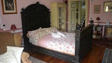 1 bedroom, desk, travel cot, free WiFi