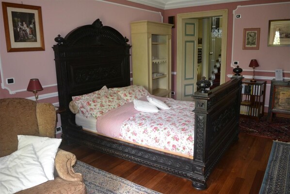 1 bedroom, desk, travel cot, free WiFi