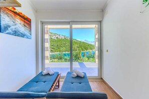 Spa - Villa Oasis, 5 bedrooms, heated Pool, Jacuzzi, BeachFront by MyWaycation (Smokvina)