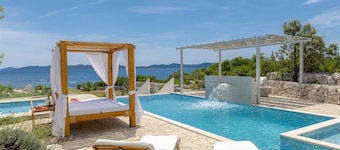 Villa Oasis, 5 bedrooms, heated Pool, Jacuzzi, BeachFront by MyWaycation