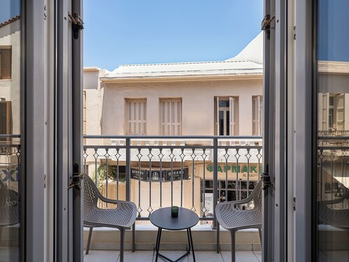 Maison en vielle ville près de la mer avec grande terrasse solaire