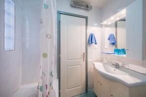 Badewanne, Haartrockner, Handtücher, Seife