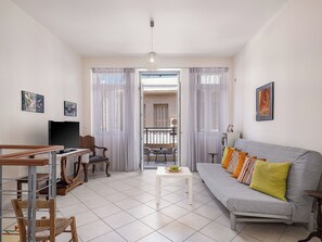 Una Smart TV, libros, un reproductor estéreo