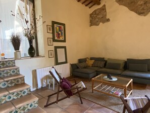 Smart TV, books, stereo