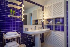 Badewanne, Haartrockner, Handtücher, Seife