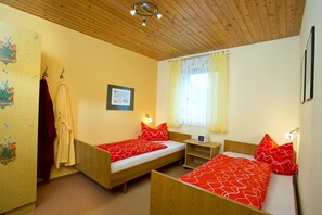 2 عدّة غرف نوم وواي فاي مجانًا وملاءات أسرّة