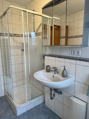 Hair dryer, towels, toilet paper - Vacation home Eichhözle - Oase am Lautertal90sqm, 4 persons, covered terrace (Münsingen)