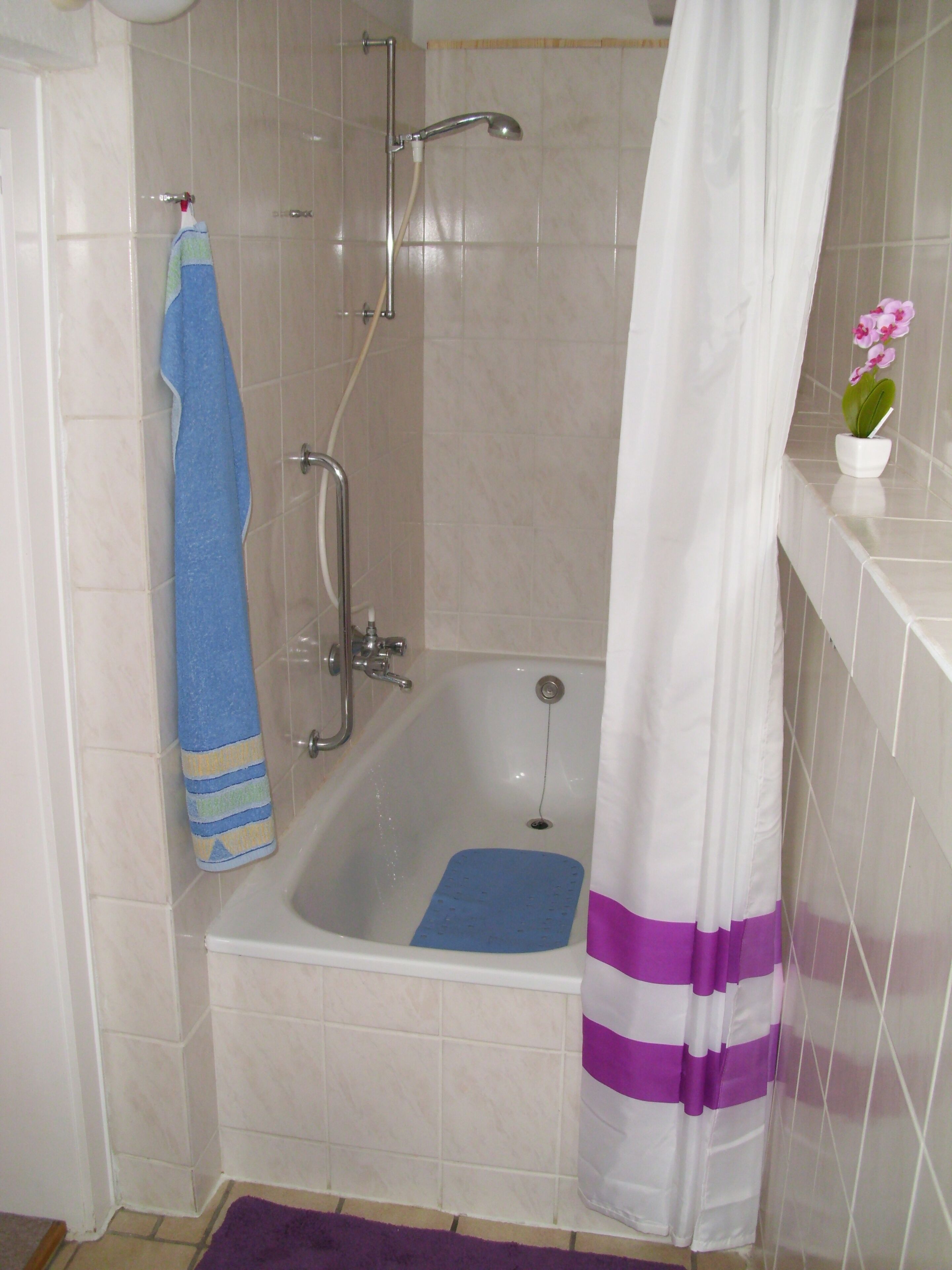 Haartrockner, Handtücher, Seife, Toilettenpapier