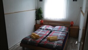 2 habitaciones, tabla de planchar con plancha y cuna de viaje 
