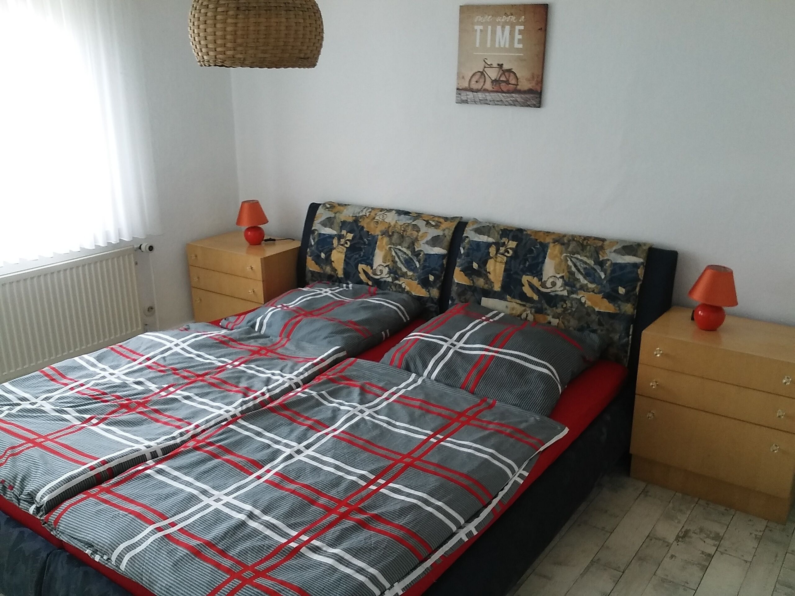 2 habitaciones, tabla de planchar con plancha y cuna de viaje 