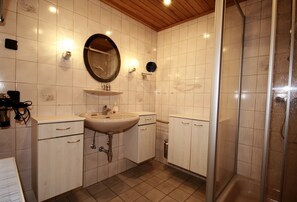 Chuveiro, secador de cabelo, toalhas de banho, sabonete