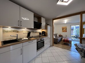 KĂŒhlschrank, Mikrowelle, Herdplatte, GeschirrspĂŒler