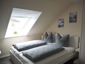 1 habitación, tabla de planchar con plancha y cuna de viaje