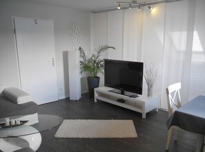 TV - Apartment has the first floor of the family house on about 85 m2 for 4-6 people (Barkelsby)