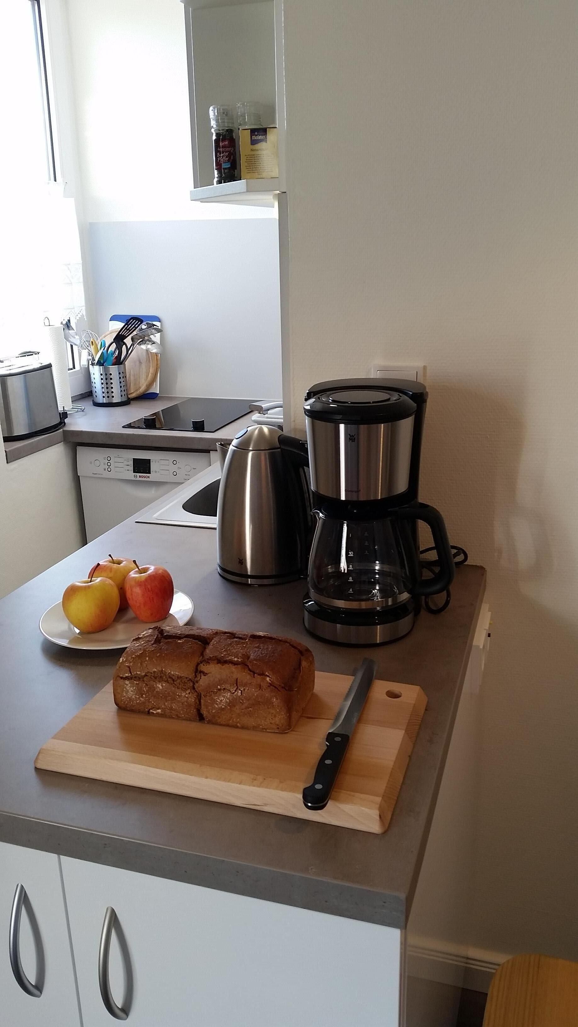 Jääkaappi, liesi, astianpesukone, kahvin-/teenkeitin