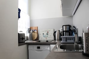 Fridge, stovetop, dishwasher, coffee/tea maker - Newly renovated, close to the beach, sunny, south-facing balcony, WLAN (Sylt /Westerland)