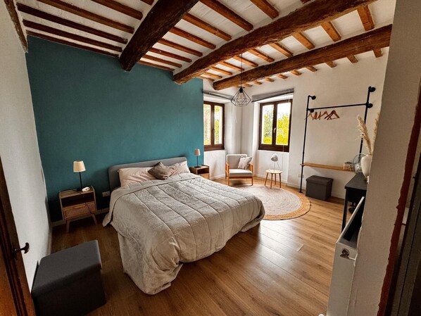 3 bedrooms, desk, free WiFi, bed sheets