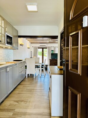 冰箱、微波炉、烤箱、炉灶