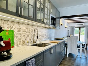 Een koelkast, een magnetron, een oven, een kookplaat