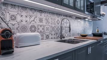 Een koelkast, een microgolfoven, een oven, een kookplaat