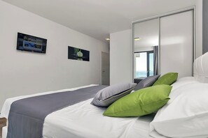 3 bedrooms, in-room safe, iron/ironing board, free WiFi