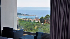 Ein Balkon mit Blick auf das Meer und die Stadt.