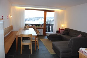 Télévision, table de tennis de table, livres, chaîne hi-fi