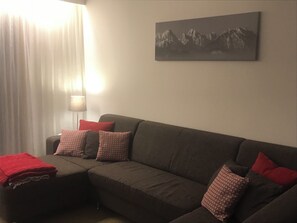 Una televisión, una mesa de tenis de mesa, libros