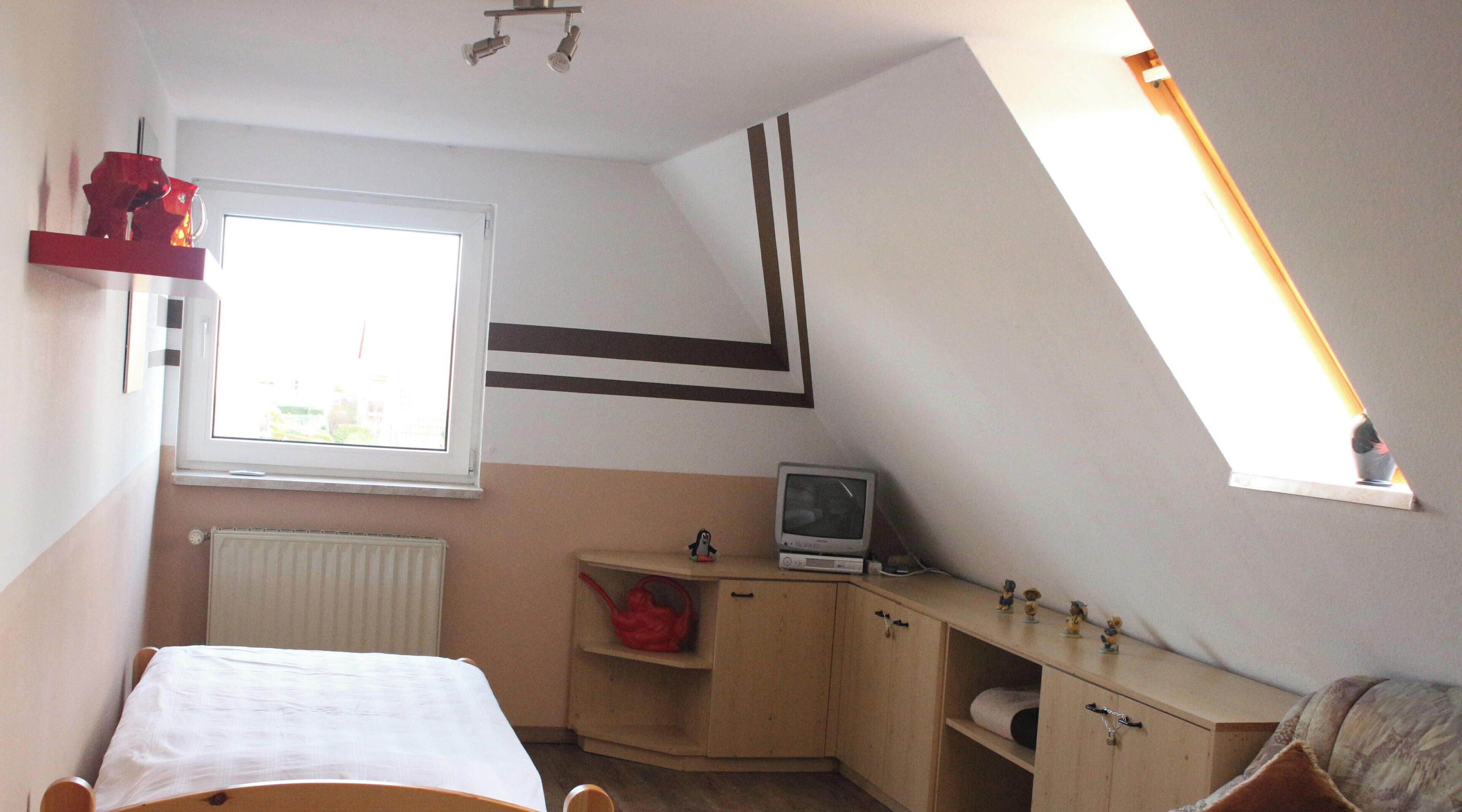 2 bedrooms, travel crib, free WiFi, bed sheets