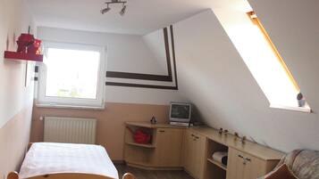 2 bedrooms, travel crib, free WiFi, bed sheets