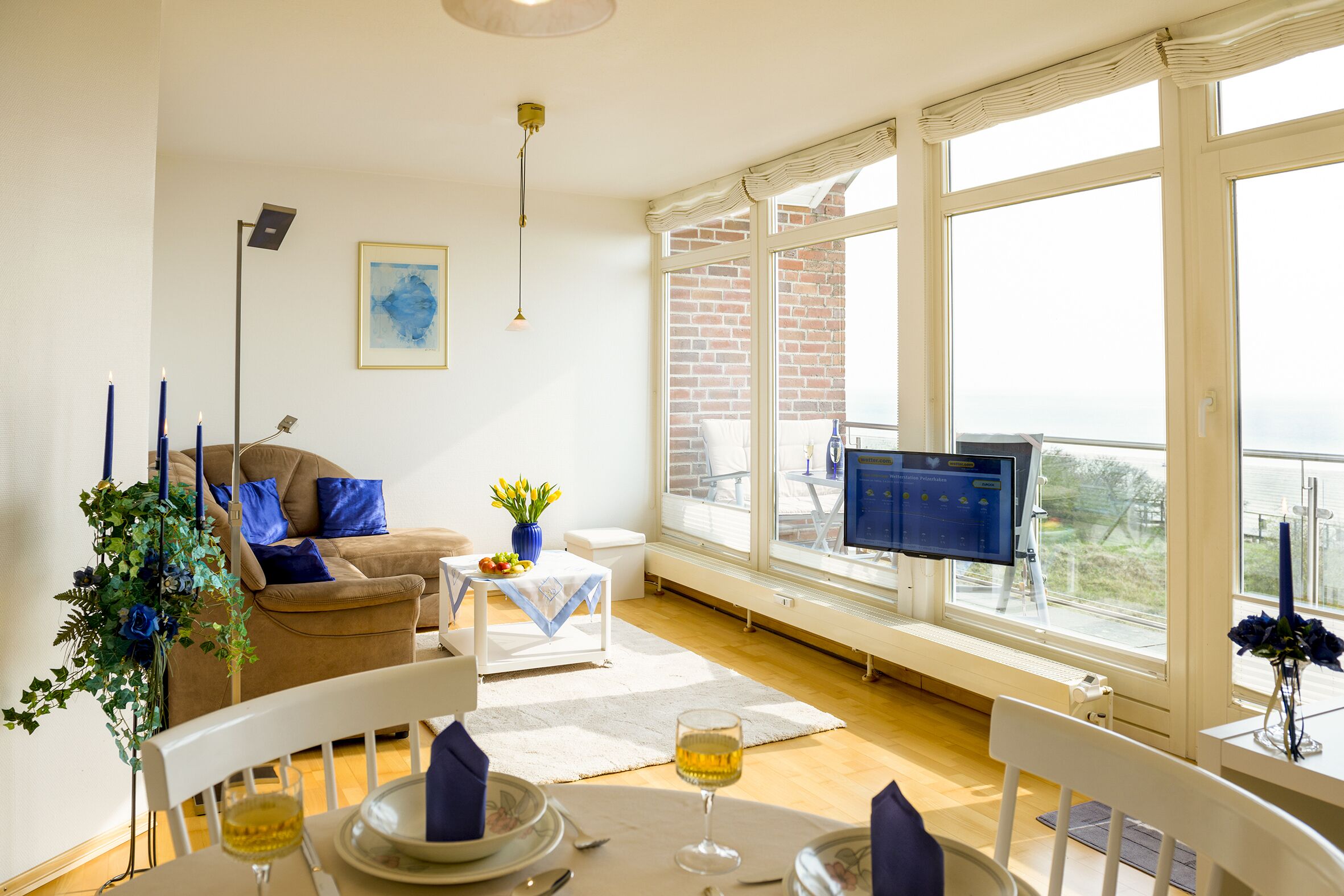 Smart-TV, DVD-Player, Bücher, Stereoanlage