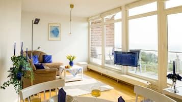 Smart-TV, DVD-Player, BĂŒcher, Stereoanlage